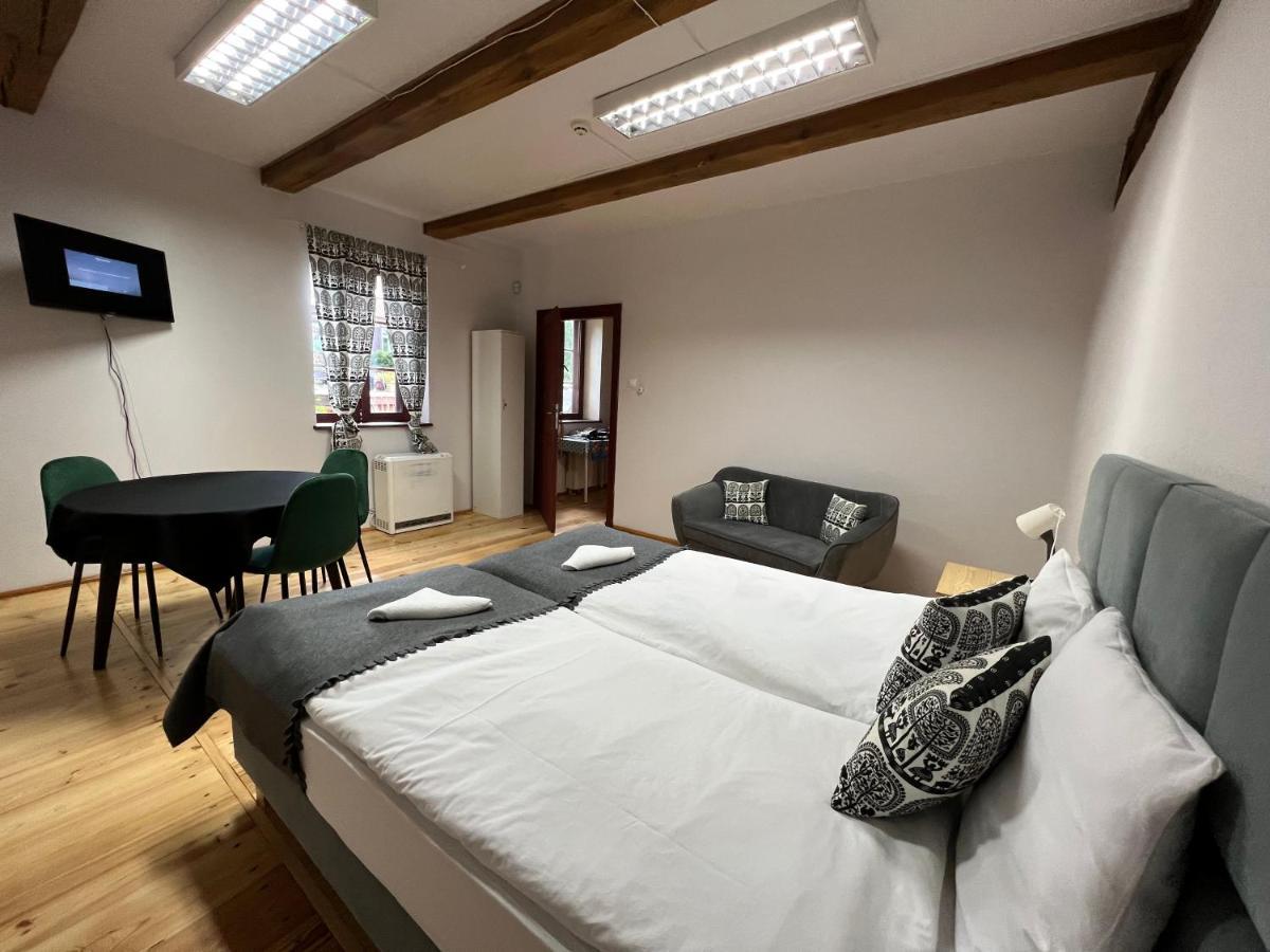 Gosciniec Folkier Hostel Zgierz Bagian luar foto
